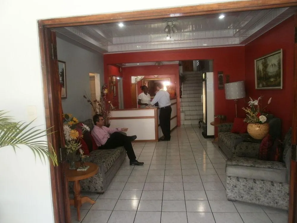 Moniques Guesthouse Maraval 2*,