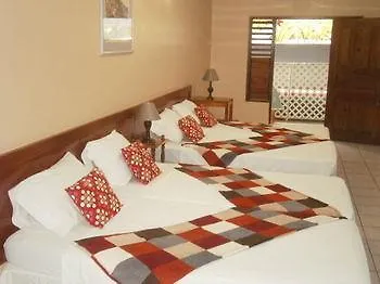 Hotel Moniques Guesthouse Maraval