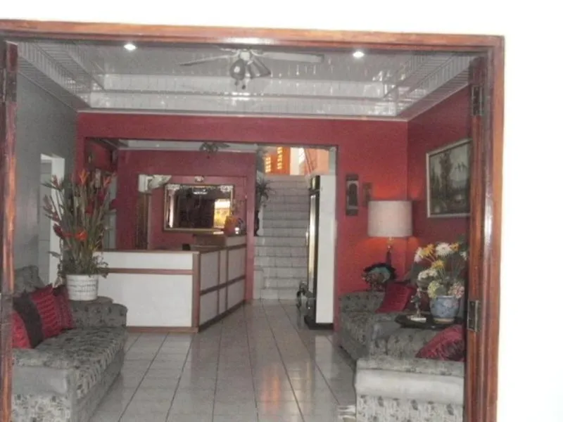 Moniques Guesthouse Maraval فندق