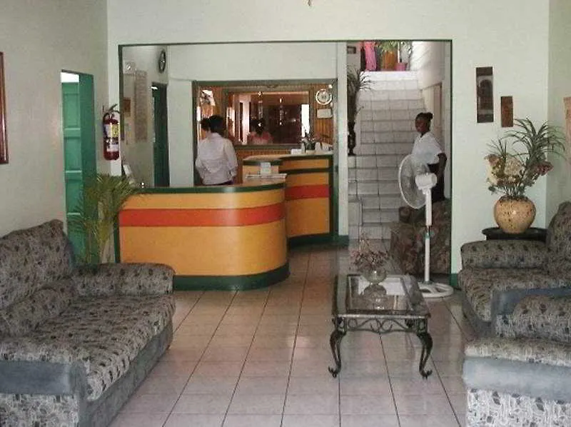 Moniques Guesthouse Maraval فندق