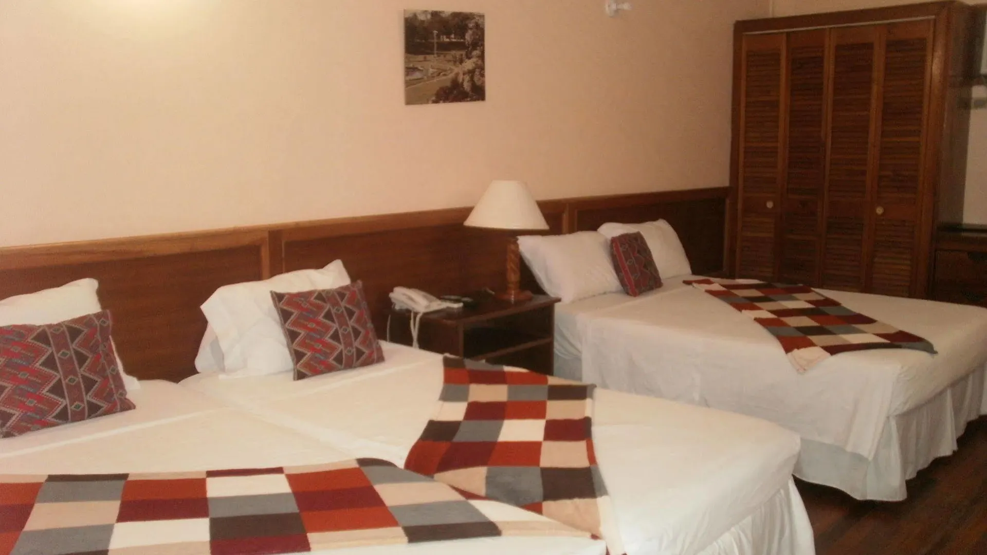 فندق Moniques Guesthouse Maraval